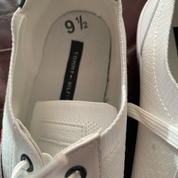 Tommy shoes only worn once - Picture 3 of 4